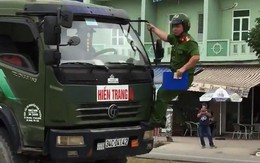 Cảnh sát đu người lên đầu xe tải buộc tài xế dừng xe