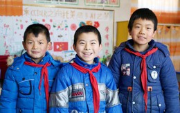 Ngôi làng chỉ còn 3 trẻ em chơi với nhau