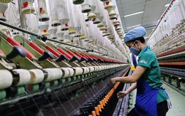 Nữ công nhân vào giảng đường đại học