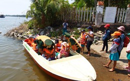 Đến trường trên canô biên phòng