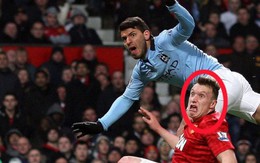 Phil Jones tái hiện biểu cảm sợ hãi sau 5 năm