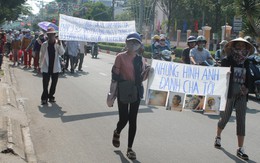 Nghi bỏ lọt tội phạm, mang băng rôn đến trụ sở công an la hét