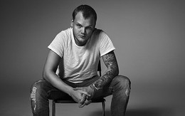 DJ Avicii có thể đã tự tử bằng một mảnh thủy tinh