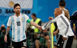 Sampaoli nói gì khi phải 'hỏi' Messi lúc đưa Aguero vào sân?