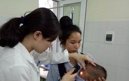 Bé 7 tháng phải bỏ nhãn cầu vì nhỏ sữa mẹ chữa loét giác mạc