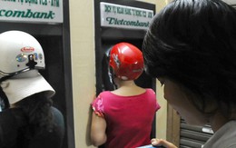 Yêu cầu bốn ngân hàng 'bắt tay' tăng phí rút tiền nội mạng ATM báo cáo