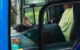 Phạt tài xế dùng chân lái xe khách trên cao tốc 7,5 triệu đồng