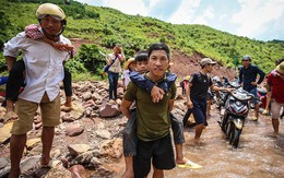 Cõng trẻ vượt suối đến lớp