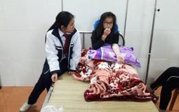 Hít phải khói bụi từ nhà máy thép, cô trò nhập viện