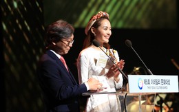 Minh Hằng trao giải Edaily Culture Awards ở Hàn Quốc