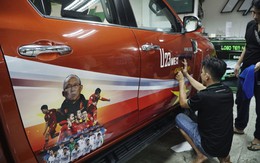 Cửa hàng dán decal làm không hết việc nhờ U23 Việt Nam