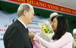 Trao huy hiệu TP.HCM cho 8 giáo sư Đan Mạch