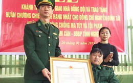 Bàn giao nhà cho người lính bị liệt hai chân khi bắt tội phạm ma túy