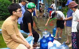 Video: Người dân khổ sở đi xin từng lít nước sạch