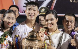 CĐV tràn xuống sân khi Hà Nội FC mừng vô địch V-League 2019