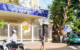 Xe vây trường học, chính quyền giải thích lòng vòng