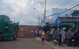 Thùng container rơi đè 2 vợ chồng trên quốc lộ 13