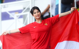 Maria Ozawa 'nóng bỏng' trên khán đài trận đấu Thái Lan - Indonesia