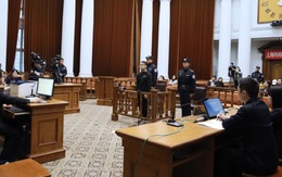 Ném đồ đạc xuống đất từ trên nhà lầu cao, lãnh án 1 năm tù