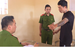 Video: Dùng đao giả tấn công nữ chủ tiệm hớt tóc