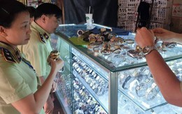 Tạm giữ hàng ngàn sản phẩm nghi giả LV, Hermes, Gucci, Dior, Rolex... ở Sài Gòn