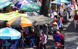 Chợ hàng rong bủa vây bệnh viện