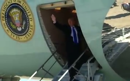 Tổng thống Donald Trump lên Air Force One để tới Việt Nam