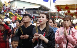 Hàng ngàn người về chùa Hưng Thiền dùng lộc chay miễn phí