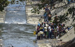 Mất điện, người dân Venezuela phải lấy nước thải để sinh hoạt