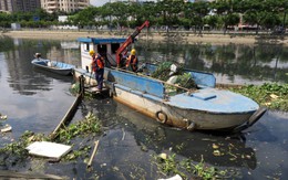 Vớt rác trên sông: Nhiệt tình thôi, chưa đủ...