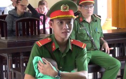 Hạ sĩ cảnh sát 18 tuổi bồng con giúp bị cáo tại toà