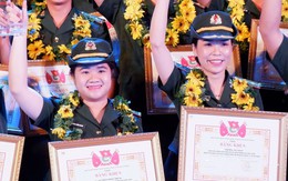 Hai cô nàng yêu màu áo xanh
