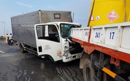 Xe tải húc đuôi xe cẩu, 2 tài xế tử vong