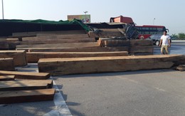 Xe chở gỗ lật giữa đường, nhiều người 'hú vía'