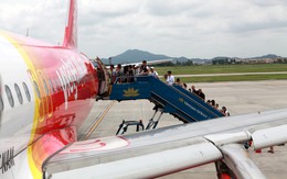 Airbus A321 chở khách xong phát hiện... bong tấm ốp cánh trái