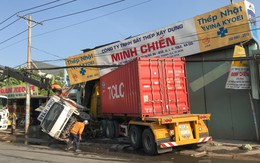 Xe container tông sập nhà dân lúc rạng sáng