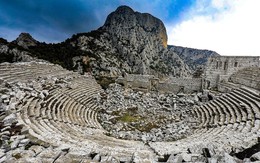 Nghe gió, ngắm mây trên những cổng đá ngàn năm của Termessos