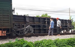 Tàu hỏa bất ngờ trật bánh, lật toa khi đang chạy