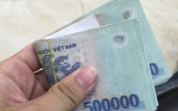 Nhặt được 15 triệu đồng, chị ve chai tìm người mất trả lại