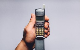 Bạn dám bỏ smartphone, xài nắp gập cùi bắp để nhận ngay ngàn đô?