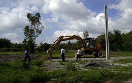 Dân hò hét khi bị buộc khôi phục đất nông nghiệp phân lô trái phép