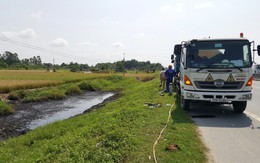 Truy tìm 2 người đổ chất thải độc ra mương khiến người dân bỏng nặng