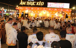 Đầu bếp 14 nước đổ chiếc bánh xèo khổng lồ 150kg, đường kính 4m