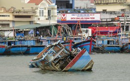 Làng chài bạc tỉ chìm trong nợ nần