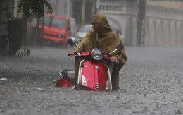 Mưa dông giữa trưa, nhiều tuyến phố Hà Nội ngập sâu nửa mét