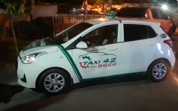 3 đối tượng tung cửa taxi bỏ trốn, bỏ lại 2 'túi hàng nóng'