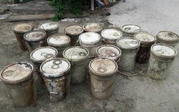 Phát hiện 27 thùng chứa 'chất lạ' đặt dưới kênh thủy nông