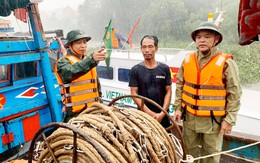 Cứu nạn 16 ngư dân trên tàu cá chết máy khi trú bão số 4