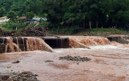 Rửa chân ở ven suối, hai cháu nhỏ bị lũ cuốn