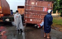 Vì sao thùng container bay trên phố?